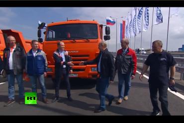 Vladimir Putin đích thân lái xe KAMAZ dẫn đoàn khánh thành cầu dài nhất châu Âu